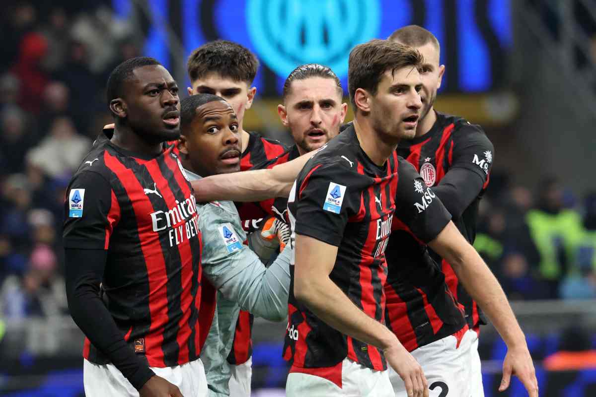 I giocatori del Milan circondano Mike Maigna dopo un rigore parato