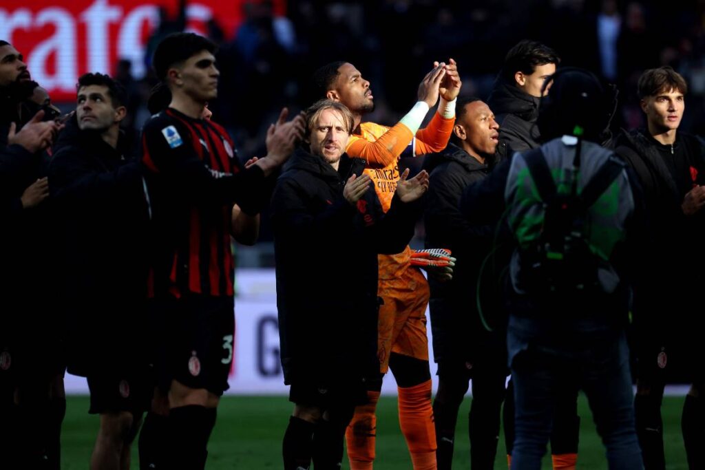 I giocatori del Milan applaudono i tifosi alla fine della partita contro il Verona