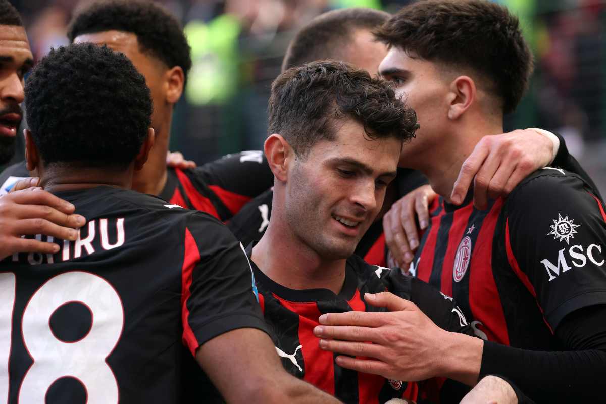 I giocatori del Milan (fra cui Nkunku e Pulisic) esultano dopo un gol