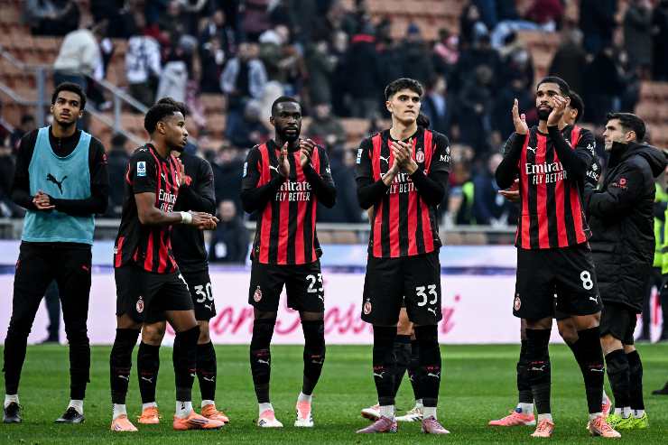 Il Milan saluta i propri tifosi al termine della sfida - 2025