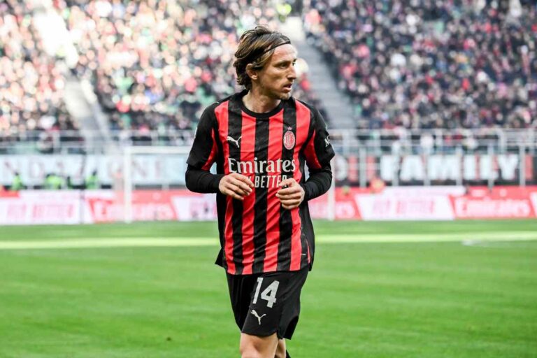 Luka Modric in maglia rossonera del Milan durante una partita allo stadio