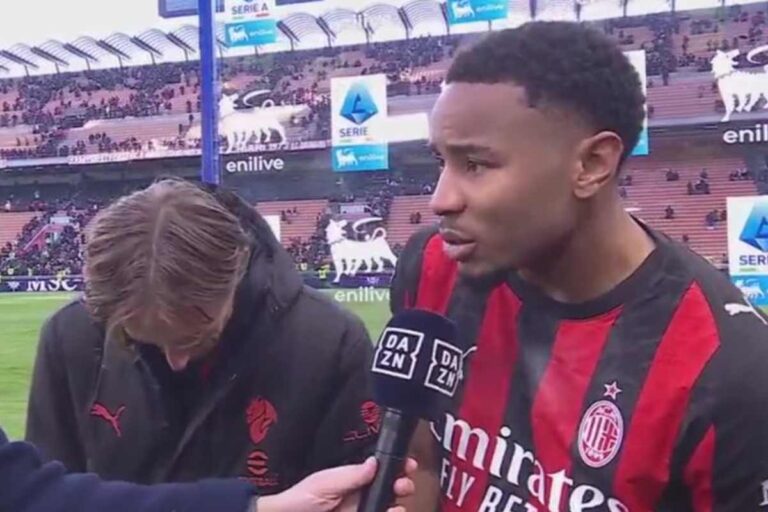 Nkunku intervistato a bordocampo nel post partita Milan, con microfono DAZN allo stadio