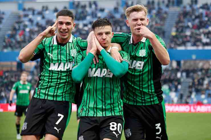 Muharemovic esulta con i compagni dopo aver sgnato con il Sassuolo