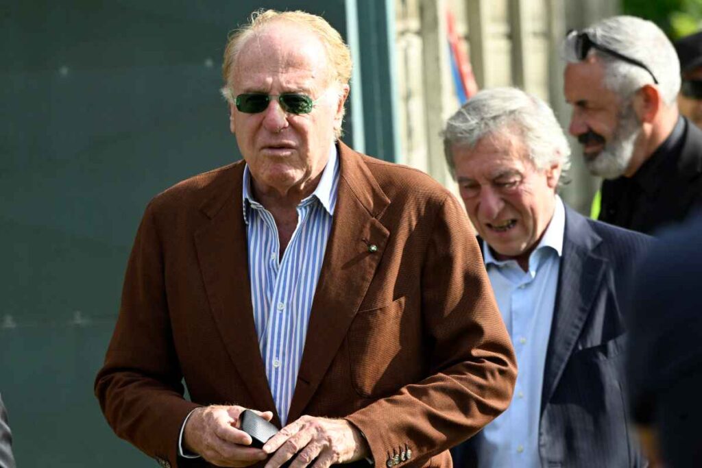 Scaroni cammina nel centro sportivo del Milan