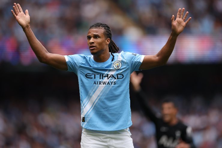 Aké con la maglia del Manchester City