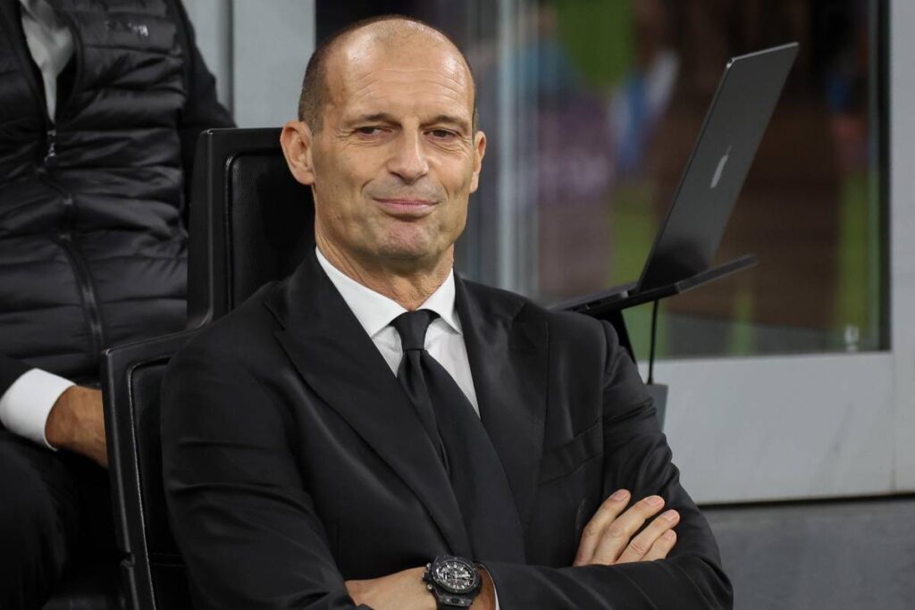 Allegri in panchina sorridente