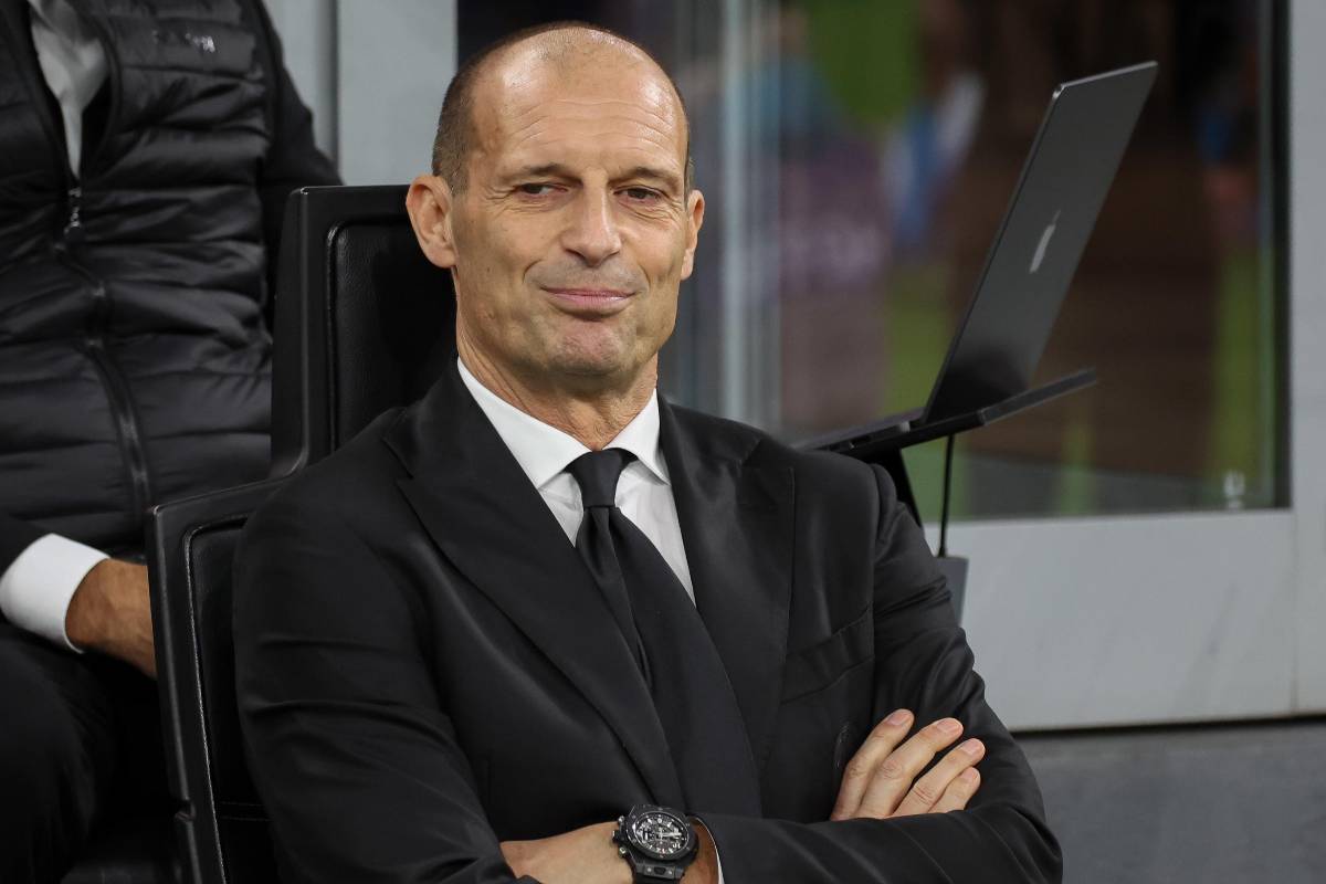 Allegri in panchina sorridente