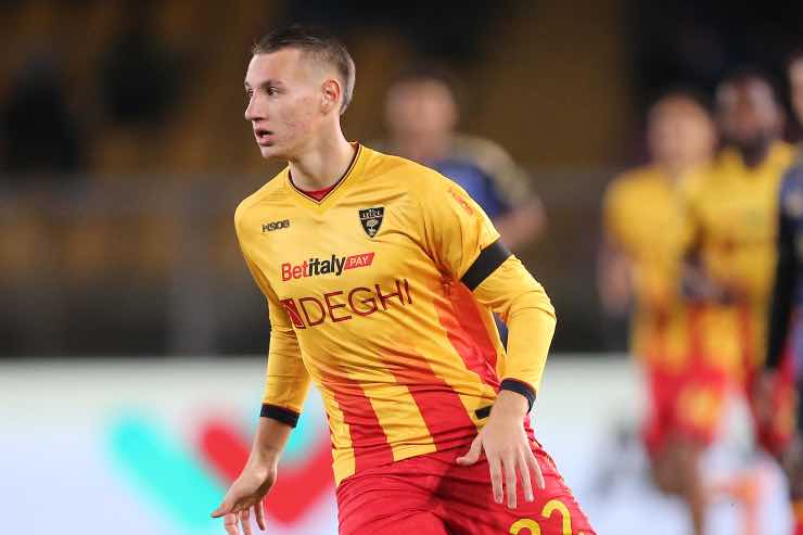 Francesco Camarda in campo con la maglia del Lecce