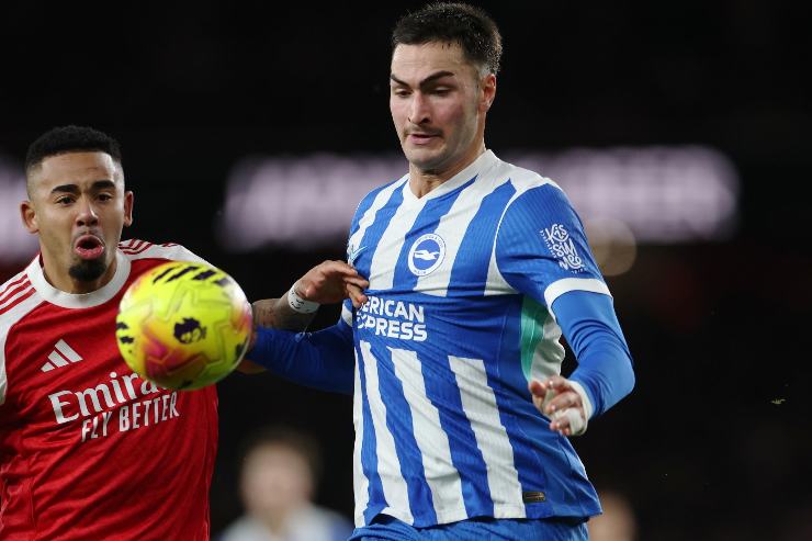 Diego Coppola del Brighton (a destra) durante la partita di Premier League inglese tra Arsenal FC e Brighton