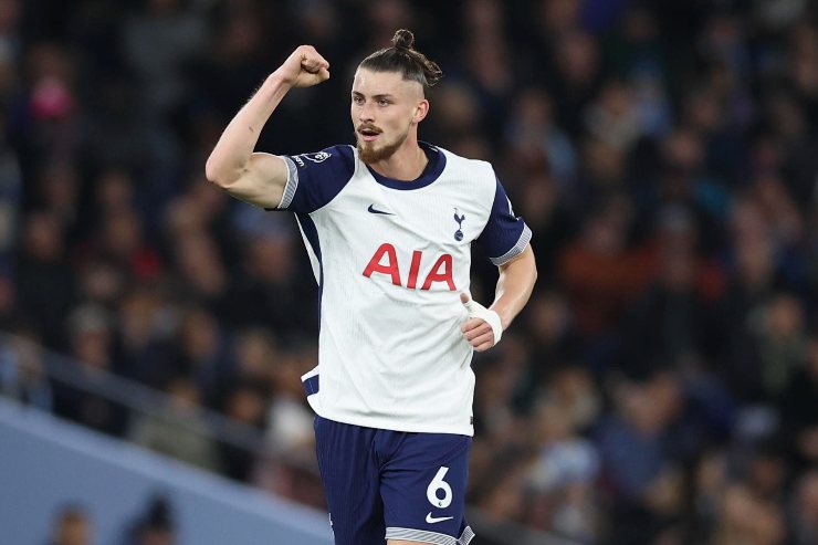 Dragusin in campo con la maglia del Tottenham