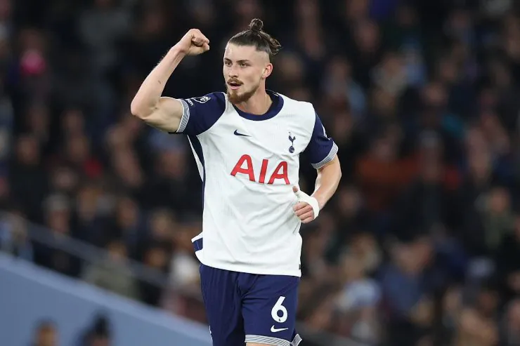Radu Dragusin, difensore del Tottenham, nel corso del match contro il Manchester City