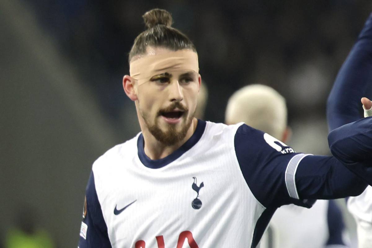 Dragusin in campo con il Tottenham