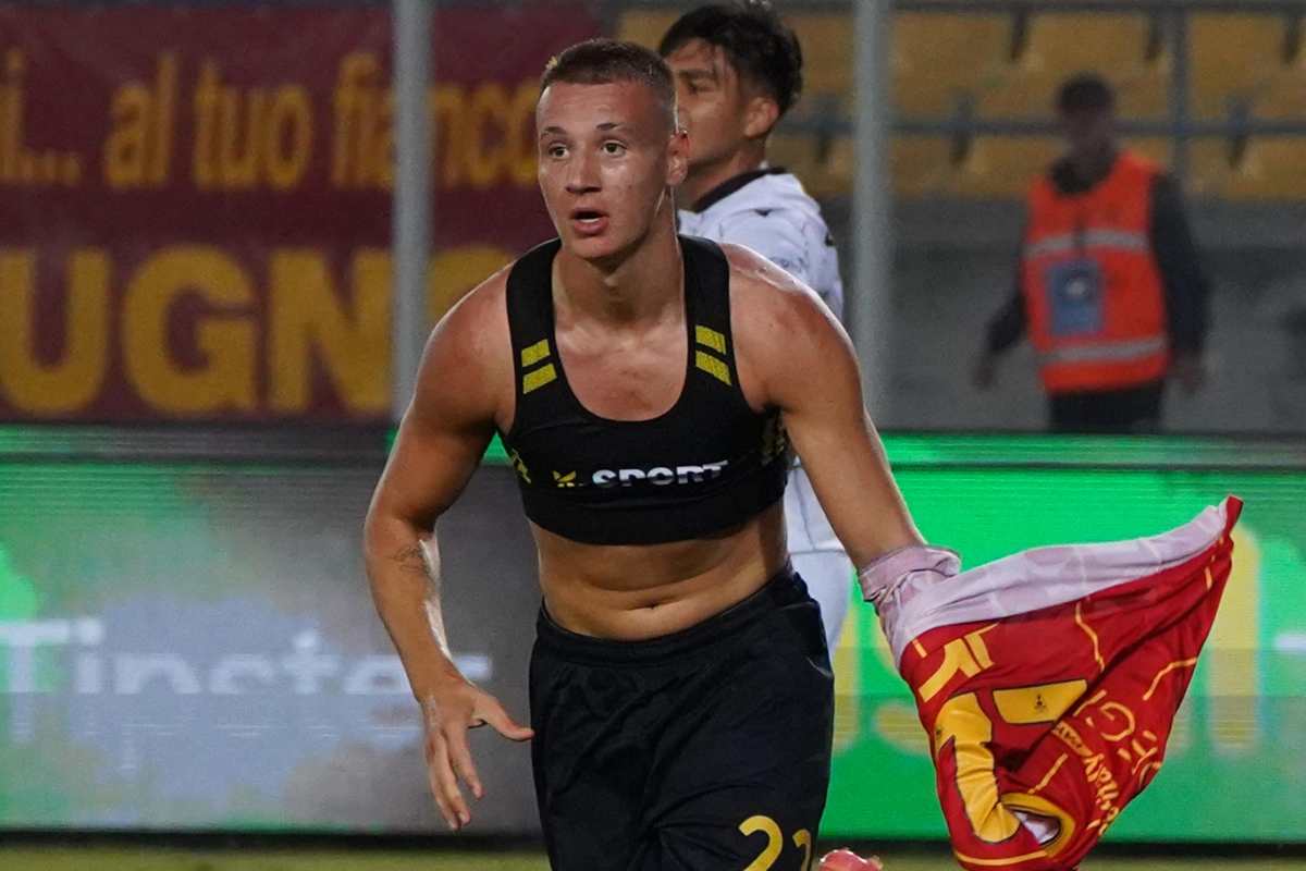 Francesco Camarda esulta dopo un gol con il Lecce