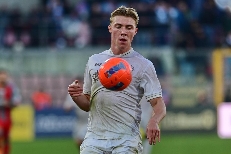 Rasmus Hojlund in campo durante la sfida di Serie A tra Verona e Napoli al Bentegodi