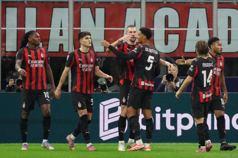I calciatori del Milan esultano dopo la rete realizzata nel match contro la Roma