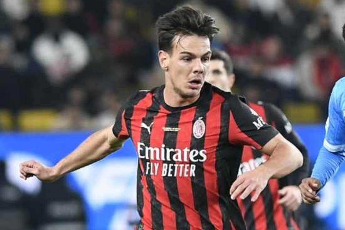 Jashari in possesso del pallone con il Milan durante la Supercoppa contro il Napoli