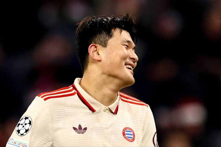 Kim sorridente con la maglia del Bayern