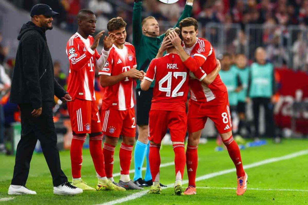 Leon Goretzka e i compagni del Bayern Monaco in campo