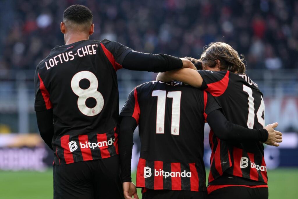 Ruben Loftus-Cheek, Christian Pulisic e Luka Modric si abbracciano nel corso del match tra Milan e Verona