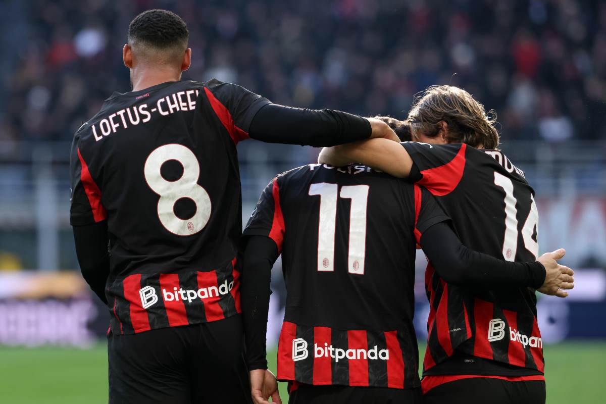 Ruben Loftus-Cheek, Christian Pulisic e Luka Modric si abbracciano nel corso del match tra Milan e Verona