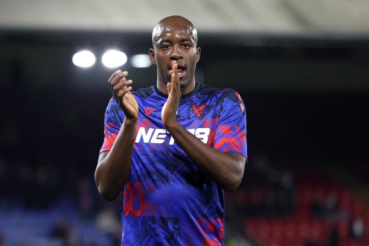 Mateta applaude i tifosi dopo una partita del Crystal Palace