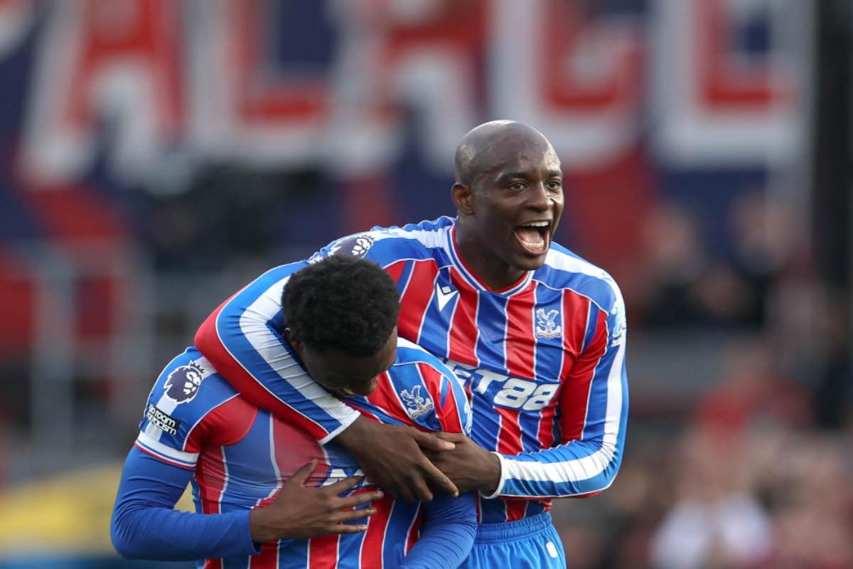 Jean-Philippe Mateta, attaccante francese, che esulta con un compagno del Crystal Palace.