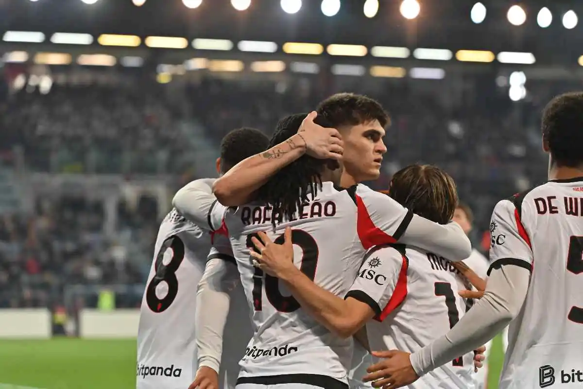 Il Milan esulta dopo il gol di Leao nella gara di campionato contro il Cagliari