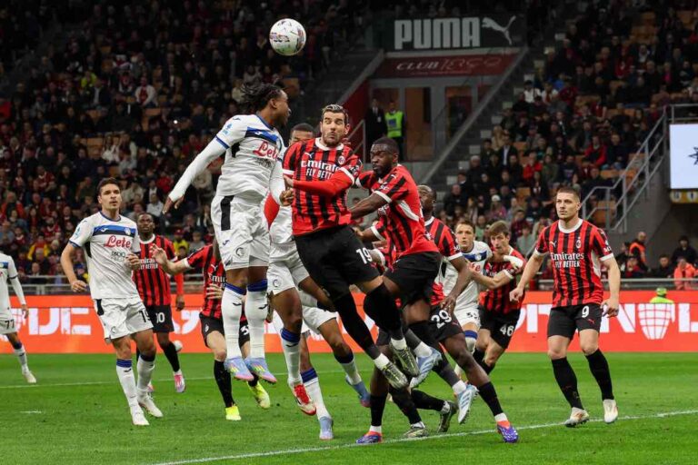 Milan, rossoneri in campo contro l'Atalanta