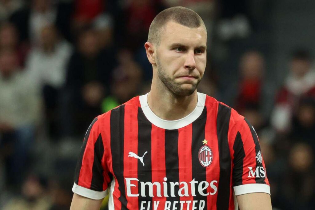 Pavlovic in primo piano con la maglia del Milan