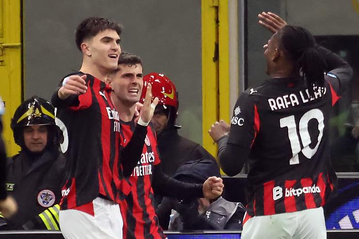 Giocatori del Milan in campo per la Serie A 2025