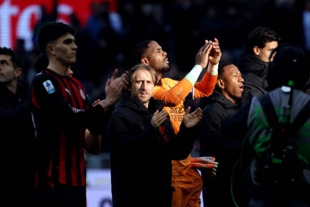 Squadra del Milan sotto la curva
