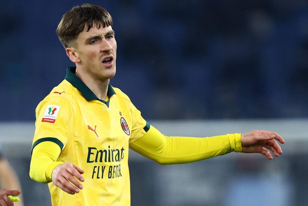 Saelemaekers in campo con la maglia del Milan