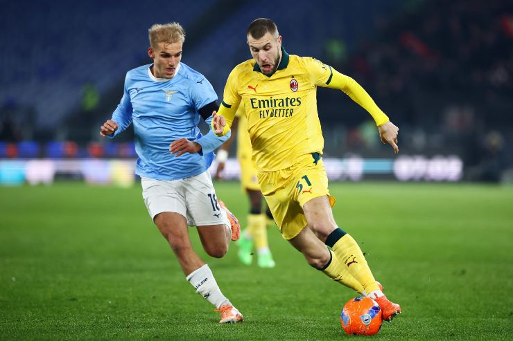 Strahinja Pavlovic, difensore del Milan, a duello con Isaksen nel corso del match contro la Lazio