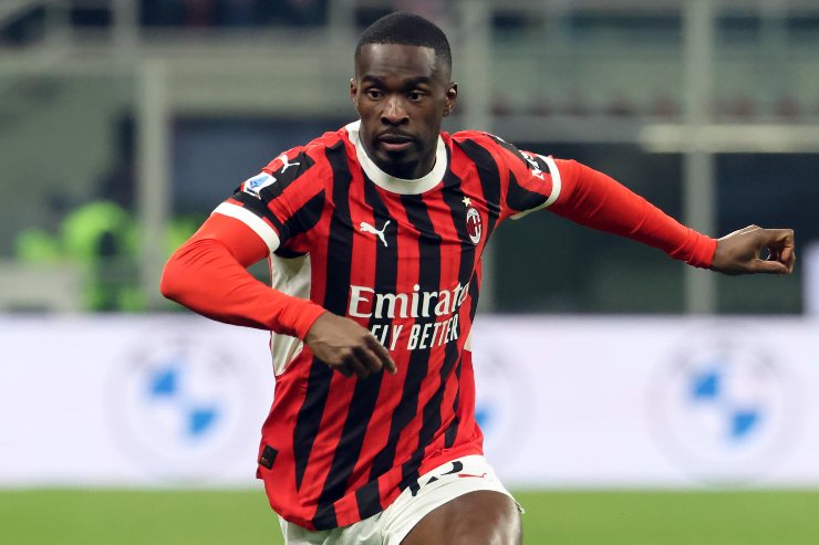 Tomori in azione con la maglia del Milan durante una partita di campionato