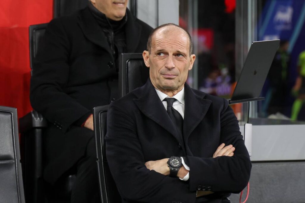 Allegri osserva la partita del Milan dalla panchina