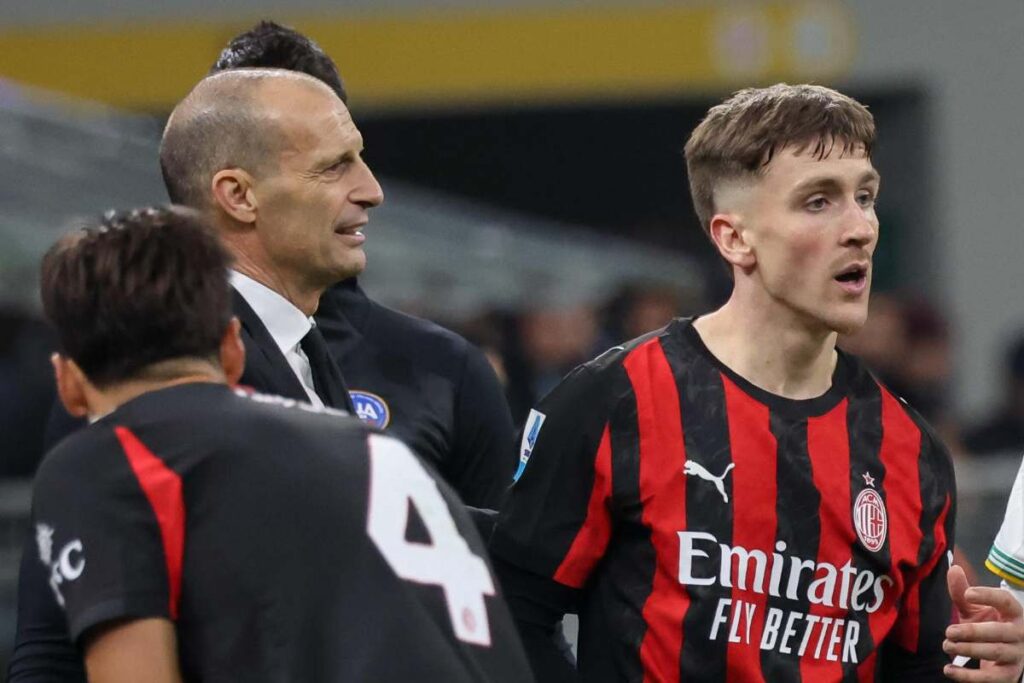 Saelemaekers insieme ad Allegri durante una partita del Milan