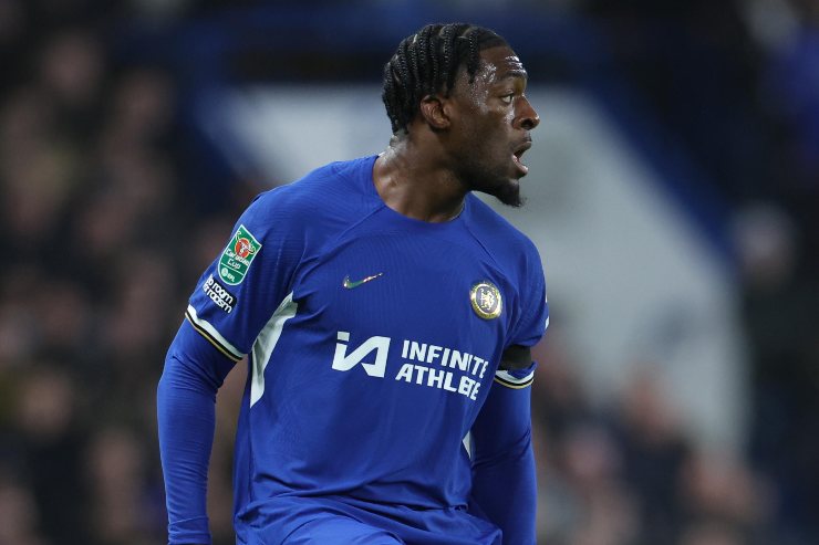 Axel Disasi in campo con la maglia del Chelsea durante una partita ufficiale del 2026, difensore seguito dal Milan sul mercato.