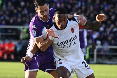 Estupinan fronteggia Mandragora durante una partita del Milan