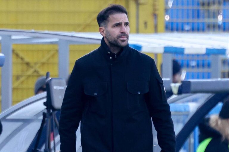 Fabregas osserva la partita della panchina con il Como