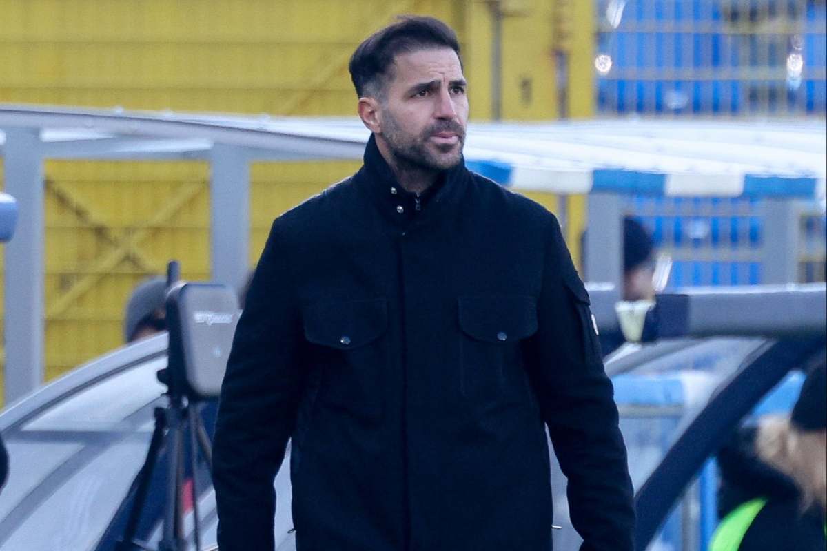 Fabregas osserva la partita della panchina con il Como