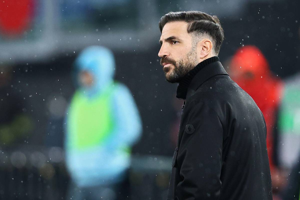 Fabregas osserva il Como dalla panchina