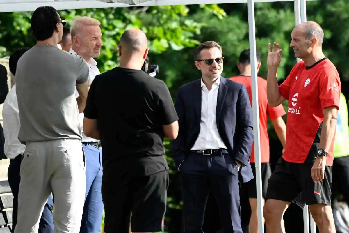 Zlatan Ibrahimović, Igli Tare, Giorgio Furlani e Massimiliano Allegri a colloquio durante un incontro del Milan nel 2026.