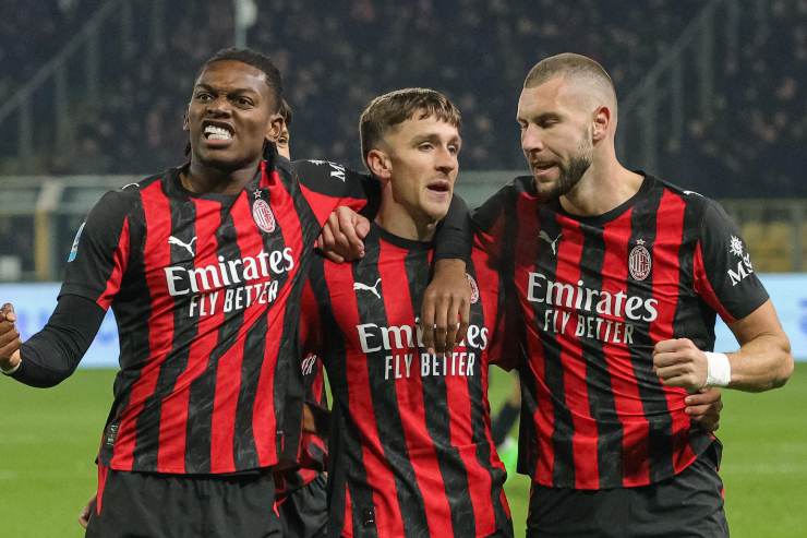 Saelemaerkes insieme a Leao e Pavlovic esulta dopo un gol del Milan