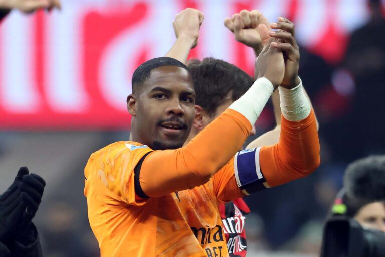 Mike Maignan applaude i tifosi del Milan al termine di una partita di Serie A nella stagione 2026.