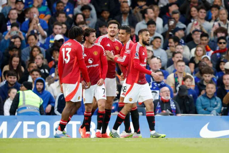 L'esultanza dei giocatori del Manchester United Dorgu, Casemiro, Mount, Maguire e Mazraoui dopo un gol in Premier League