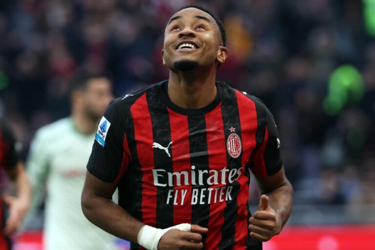 Christopher Nkunku guarda verso l’alto dopo un’azione con la maglia del Milan durante una partita di Serie A nel 2026.