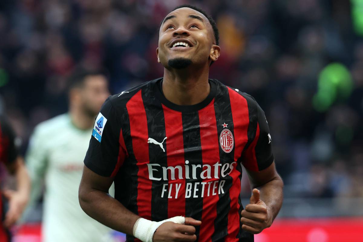 Christopher Nkunku guarda verso l’alto dopo un’azione con la maglia del Milan durante una partita di Serie A nel 2026.