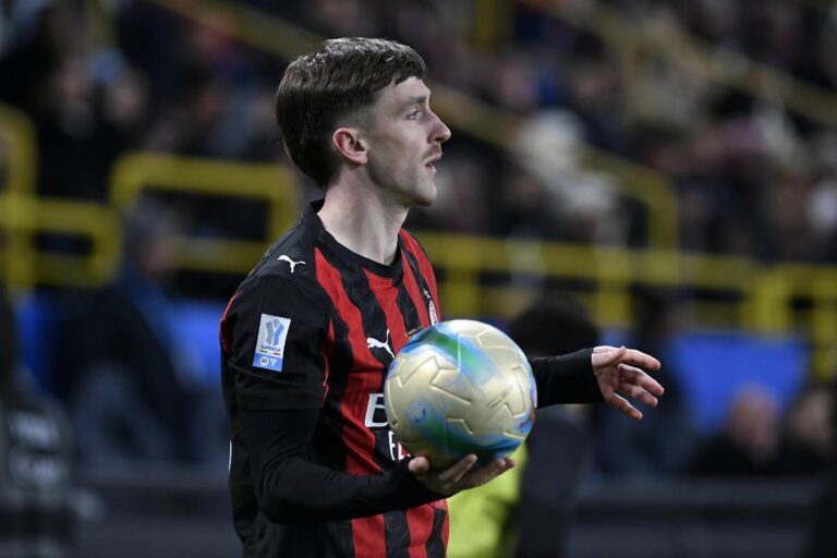 Saelemaekers compie una rimessa laterale in campo con il Milan