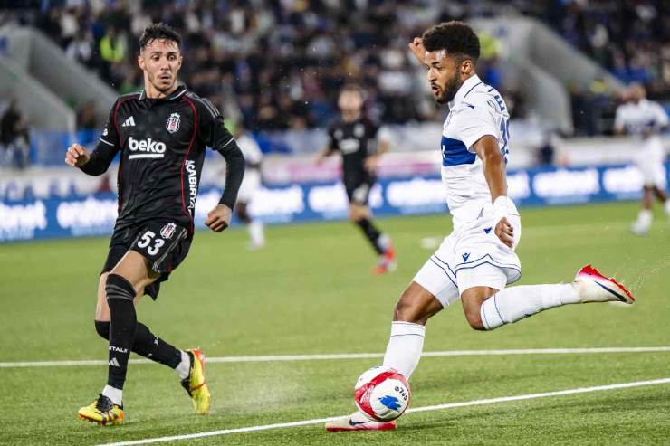 Topcu difende un cross con il Besiktas