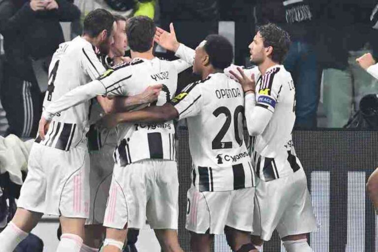 I giocatori della Juventus esultano sotto la curva dopo un gol durante una partita di Serie A nella stagione 2026.